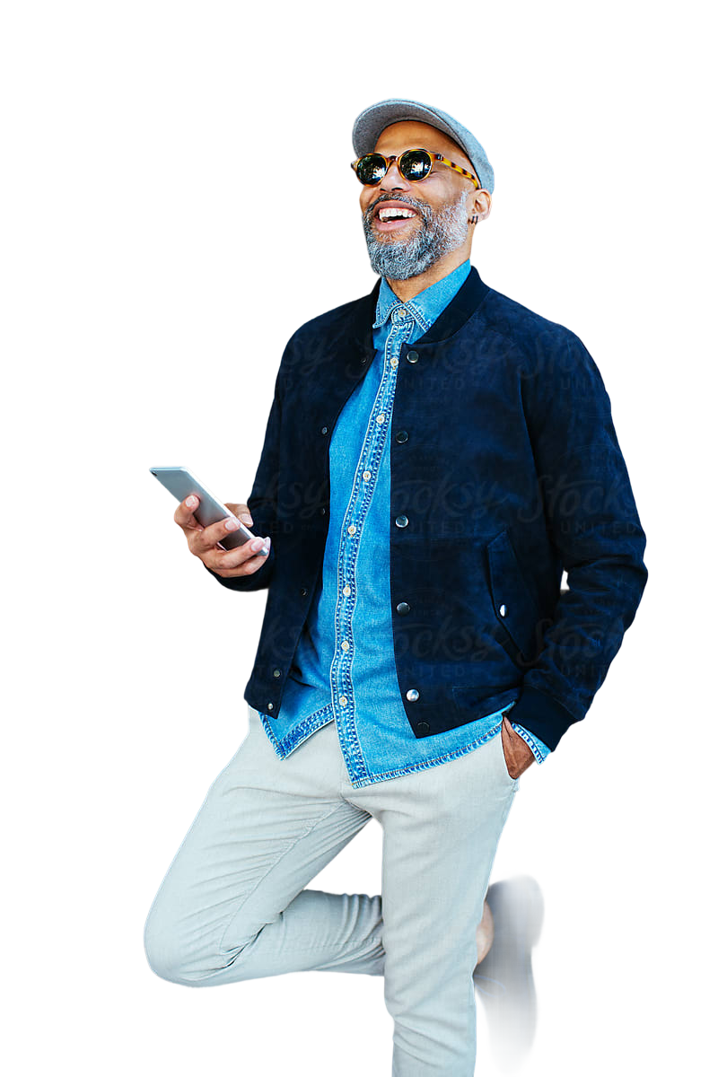 Une cliente WeSave souriante consultant son patrimoine sur une tablette